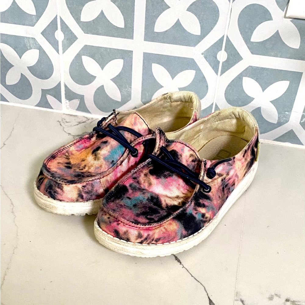 Girls Hey Dudes Size 2 Like New!